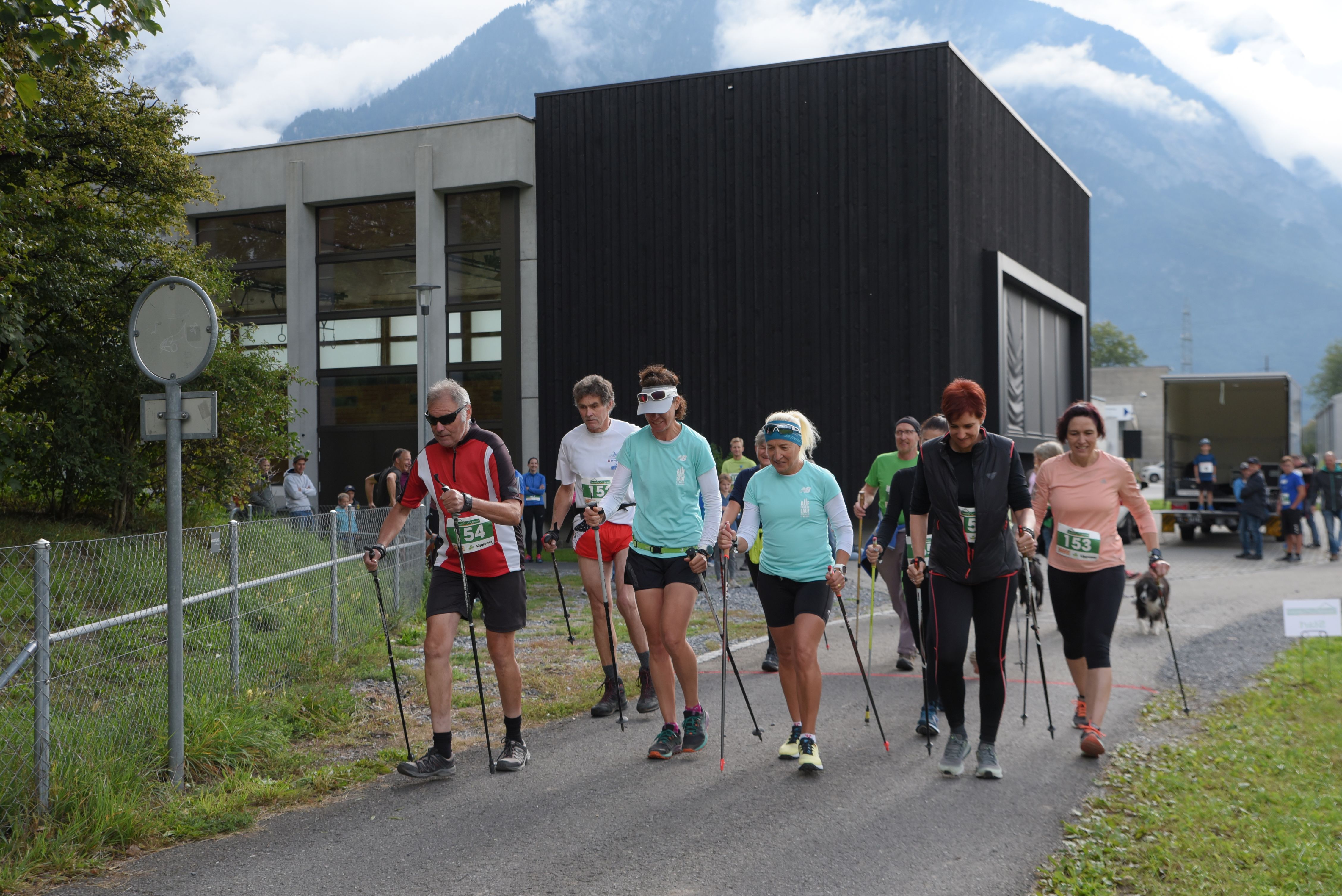 Anita Vincenz als Walkerin am Start